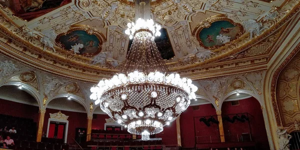 Odessa Ucrania Junio 2019 Esta Gran Lámpara Araña Del Auditorio —  Fotos de Stock