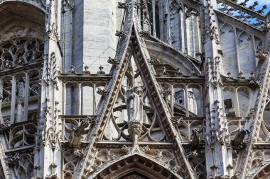 ROUEN, FRANCE - 31 AĞUSTOS 2019: Bu bir Gotik timpanum San Maclu kilisesinin ana cephesinin kapılarından birinin üzerinde.