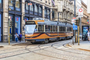 MİLAN, İTALYA - 10 Mayıs 2018: 20. yüzyılın bir tramvayı, hala şehrin sokaklarını işliyor..