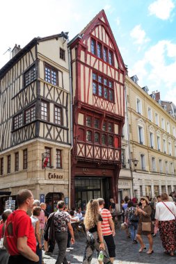 ROUEN, FRANCE - 31 AĞUSTOS 2019: Bu, tanımlanamayan turist kalabalığıyla dolu, yaya Gros Horloge Caddesi 'ndeki orta çağ yarı keresteli evlerden biri..
