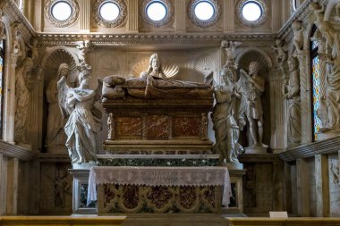 TROGIR, CROATIA - 11 Eylül 2017: St. Lawrence Katedrali 'nin içindeki Trogir' li Aziz John 'un şapeli ve mezarı.