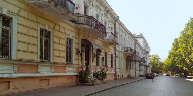 ODESSA, UKRAINE - 18 Haziran 2019: 20. yüzyılın başlarında klasik çağın tek taraflı tarihi binası olan Seaside Bulvarı.