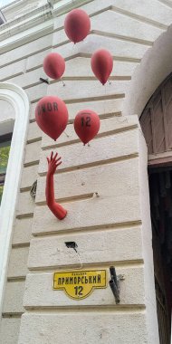 ODESSA, UKRAINE - 18 Haziran 2019: İki tane ev numarası var: toplarda espri ve resmi bir plaka..