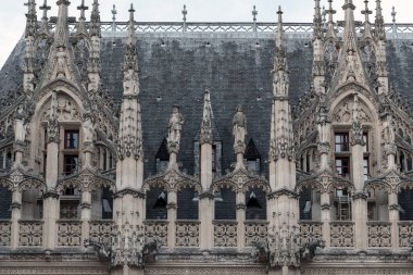 ROUEN, FRANCE - 31 AĞUSTOS 2019: Bu Adalet Sarayı 'nın Gotik cephesinin bir parçası.