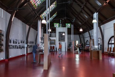 FECAMP, FRANCE - 1 Eylül 2019 Burası Benedictine içki müzesinin sergi salonunun içi.