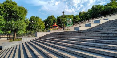 ODESSA, UKRAINE - 11 Haziran 2019: Potemkin Merdivenleri ve İstanbul Parkı 'ndan limana inen bir teleferik kulübesi.