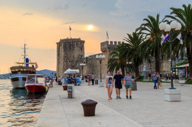 Trogir, Hırvatistan - 11 Eylül 2016: Bu, günbatımındaki ortaçağ Kamerlengo Şatosu.