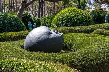 ETRETAT, FRANCE - SEPTEMBER 1, 2019: Bu, Etretat Bahçeleri Duygular Bahçesi 'ndeki modern sanat koleksiyonundan bir parça..