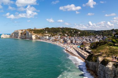 ETRETAT, FRANCE - 1 Eylül 2019: Bu deniz kenarı Norman kasabasının ve etrafındaki kayalıkların havadan görünüşü.