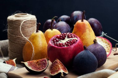 Taze sulu meyve: armut, incir, Erik ve nar. Vejetaryen, vegan kavramı. Yararlı organik gıda.