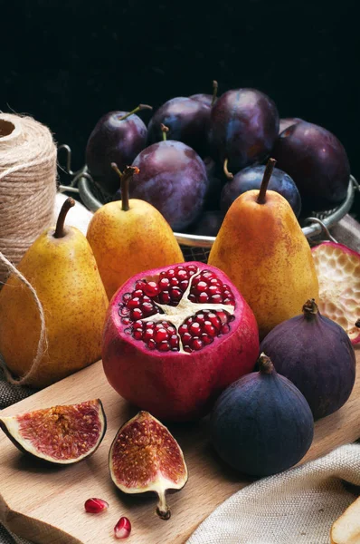 Frutos frescos e suculentos: peras, figos, ameixas e romãs. Vegetariano, conceito vegan. Alimentos orgânicos úteis . — Fotografia de Stock