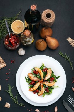 Roka, kızarmış armut ve karanlık bir arka plan üzerinde kurutulmuş domates salatası. Sonbahar salatası ev yapımı enfes. Vejetaryen, vegan kavramı