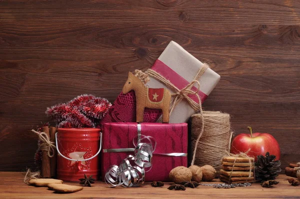 Natal e Ano Novo papel de parede (fundo). Presentes, biscoitos de gengibre, cones, bolas de Natal, anis estrelado, canela e outros atributos das férias de Natal na superfície de madeira escura. Espírito de Natal — Fotografia de Stock