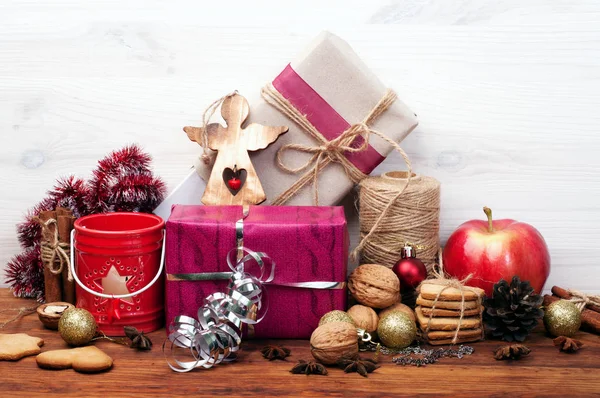 Natal e Ano Novo papel de parede (fundo). Presentes, biscoitos de gengibre, cones, bolas de Natal, anis estrelado, canela e outros atributos das férias de Natal na superfície de madeira escura. Espírito de Natal — Fotografia de Stock