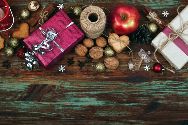 Natal e Ano Novo papel de parede (fundo). Presentes, biscoitos de gengibre, cones, bolas de Natal, anis estrelado, canela e outros atributos das férias de Natal na superfície de madeira escura. Espírito de Natal — Fotografia de Stock