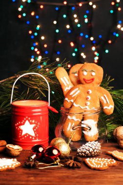 Noel ve yeni yıl duvar kağıdı (arka plan). Şamdan, baharat, Noel topları ve çam dalları üzerinde arka plan çelenk yanında ayakta gingerbread, bulunur. Doğal ışık