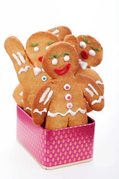 Christmas and New Year wallpaper (background).  Gingerbread men standing in a pink box on a white background. Isolated object — Stock Photo, Image