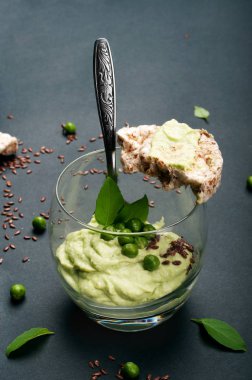 Guacamole - avokado hamuru soğuk meze - karanlık bir arka plan üzerine bir bardak. Meksika mutfağı, hangi klasik yapısı: avokado, tuz ve limon suyu hamuru.