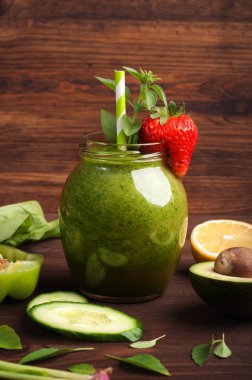 Trendy hipster içki kahverengi ahşap arka plan üzerinde. Yeşil smoothie elma, avokado ve ıspanak. Sağlıklı ve lezzetli diyet Detoks için içer. Vejetaryen, vegan kavramı