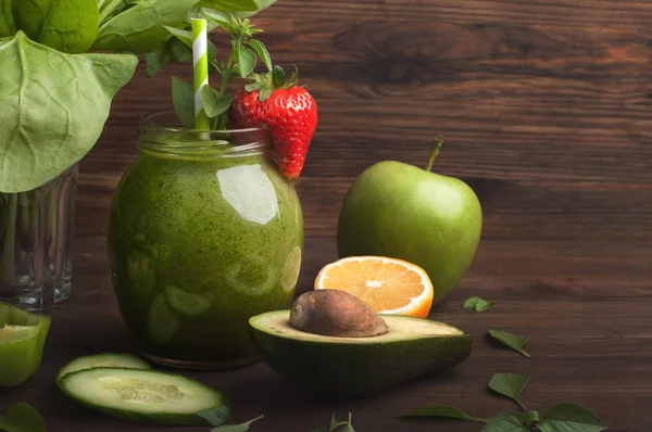 Trendy hipster ποτό σε φόντο καφετί ξύλινο. Πράσινο smoothie του μήλα, αβοκάντο και το σπανάκι. Ποτά υγιεινή και νόστιμη δίαιτα για αποτοξίνωση. Χορτοφαγική, για χορτοφάγους έννοια — Φωτογραφία Αρχείου