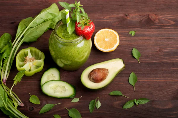 Trendy hipster drink on a brown wooden background. Green smoothie of apples, avocados and spinach. Healthy and tasty diet drinks for detox. Vegetarian, vegan concept — Stock Photo, Image
