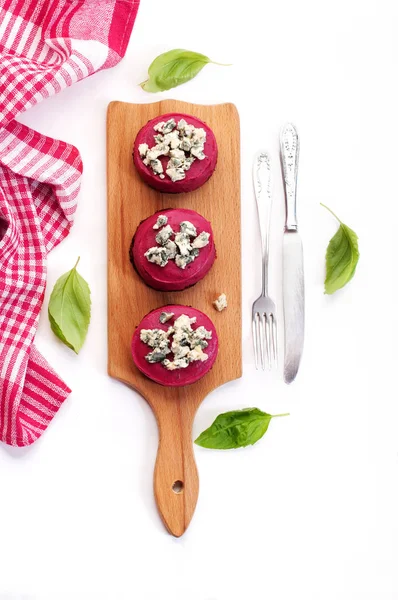 Beetroot mousse on rye diet bread, blue cheese on top on a white background. The concept of fusion food. Tasty appetizer diet. — Stock Photo, Image