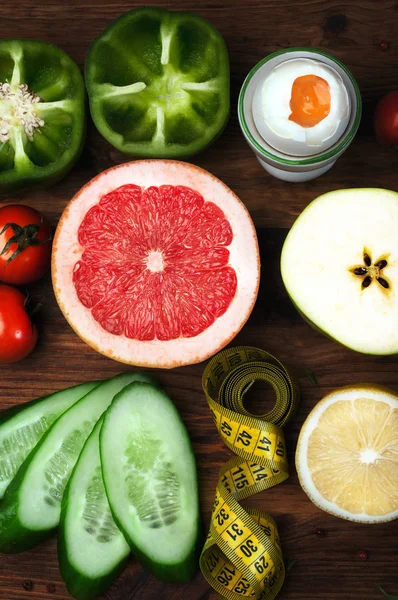 Ekologiska produkter för viktminskning. En variant på klassisk diet med grapefrukt och kokt ägg. — Stockfoto