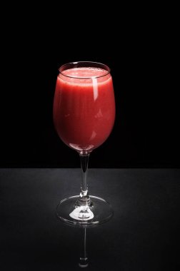 Ahududu, muz ve elma karanlık bir arka plan üzerinde yapılan bir sağlıklı beslenme içecek (smoothies). Vejetaryen, vegan kavramı. Minimalist kavram. Metin için yer