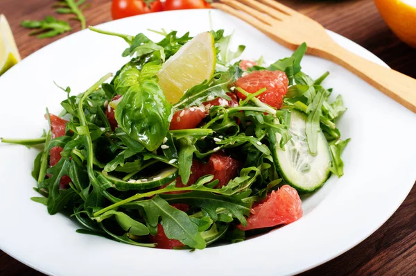 Useful dietary organic salad with arugula, cucumber, basil and grapefruit. Vegetarian, vegan concept. Selective sharpness. Close up — Stock Photo, Image