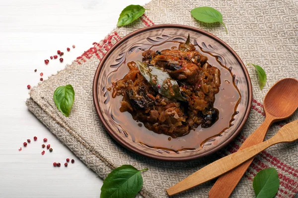 Una comida abundante de repollo, estofado con costillas de cerdo. Plato casero preparado . — Foto de Stock