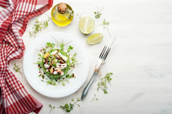 Reis in Spinatcremesauce mit Meeresfrüchten und Mikrogemüse auf einer weißen Holzoberfläche. nützliche kalorienarme Kost. vegetarisches Konzept. Platz für Text (rechte Seite)) — Stockfoto