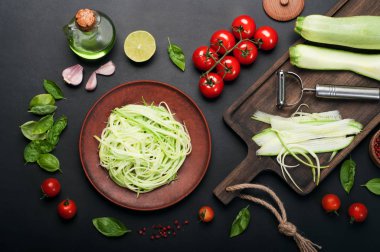 İlave vegan yapıştırın bir kahverengi kil plaka üzerinde genç kabak dan. Diyet düşük kalorili yemek ev yapımı. 