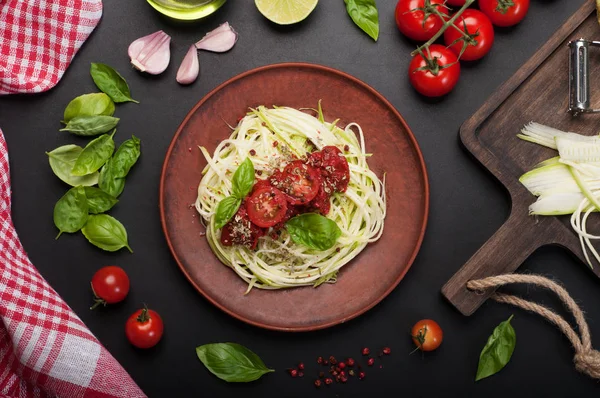 Extra vegan paste from young zucchini and tomato sauce with spices on a brown clay plate. Dietary low-calorie home-made dish. — Stock Photo, Image