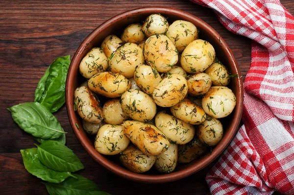 Altın bir kabuk ile genç patates kızartması bir kahverengi ahşap tahta üzerinde bir kil tabak içinde yalan. Vejetaryen kavramı