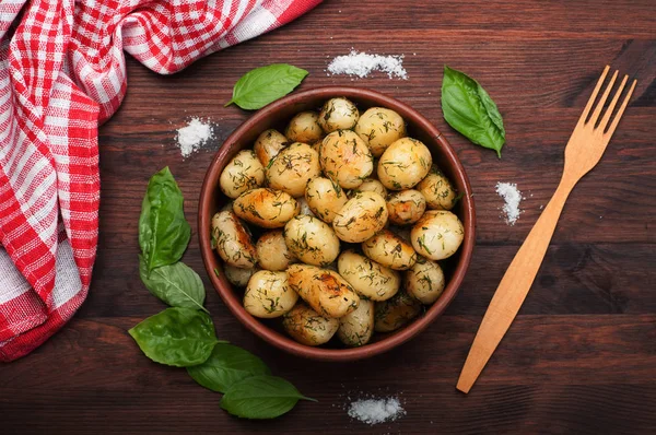 Altın bir kabuk ile genç patates kızartması bir kahverengi ahşap tahta üzerinde bir kil tabak içinde yalan. Vejetaryen kavramı