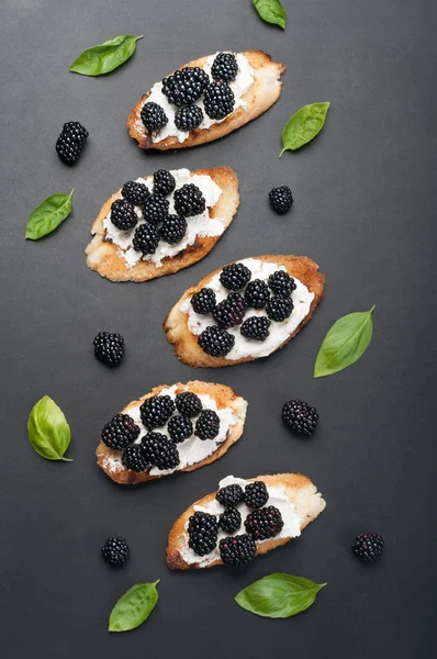 Krem peynir ve böğürtlen karanlık bir yüzeyi ile tost. Mevsim yaz sandviç.