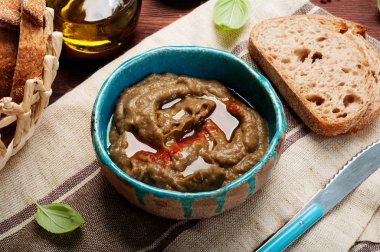 Pate patlıcan, havuç, soğan, baharat ve zeytinyağı bir plaka üzerinden. Diyet, düşük kalorili atıştırma (meze). Vejetaryen, vegan kavramı