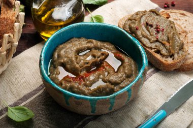 Pate patlıcan, havuç, soğan, baharat ve zeytinyağı bir plaka üzerinden. Diyet, düşük kalorili atıştırma (meze). Vejetaryen, vegan kavramı