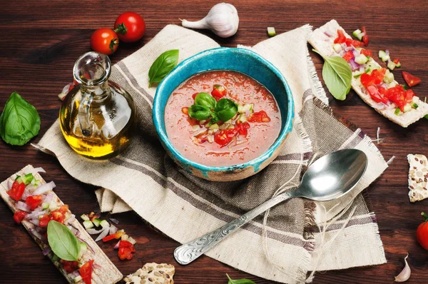 Hideg leves "gazpacho", a paradicsom, hagyma, paprika, uborka, csípős mártással, olívaolaj és fűszerek a kék lemez. Vegetáriánus, vegán koncepció. Spanyol konyha — Stock Fotó