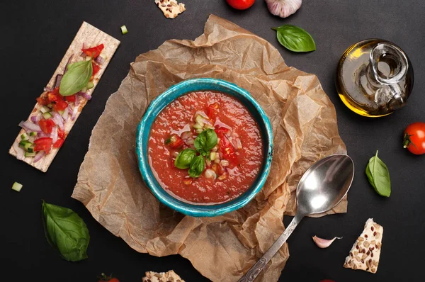 Hideg leves "gazpacho", a paradicsom, hagyma, paprika, uborka, csípős mártással, olívaolaj és fűszerek a kék lemez. Vegetáriánus, vegán koncepció. Spanyol konyha — Stock Fotó