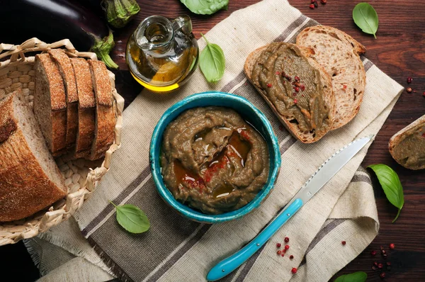 Pate patlıcan, havuç, soğan, baharat ve zeytinyağı bir plaka üzerinden. Diyet, düşük kalorili atıştırma (meze). Vejetaryen, vegan kavramı