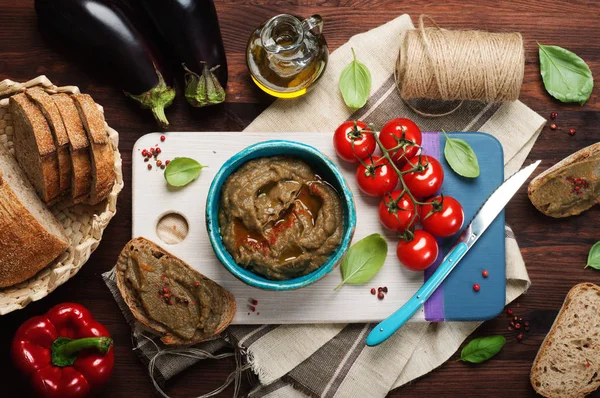 Pate patlıcan, havuç, soğan, baharat ve zeytinyağı bir plaka üzerinden. Diyet, düşük kalorili atıştırma (meze). Vejetaryen, vegan kavramı