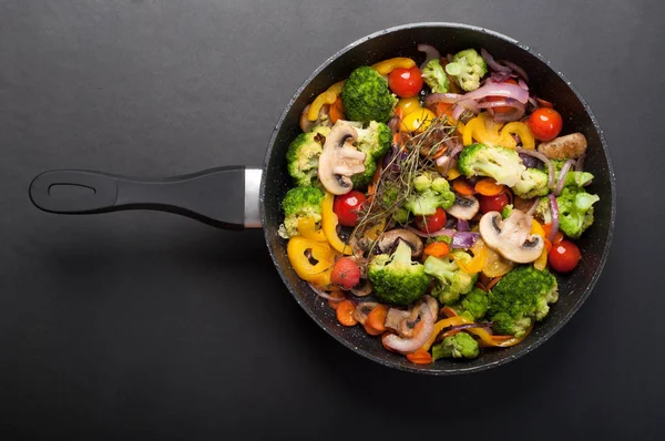 Frying pan with fried vegetables on a dark surface. Low-calorie dietary summer menu. Vegetarian, vegan concept — Stock Photo, Image