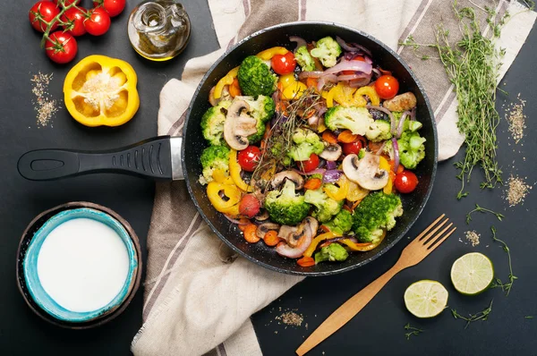 Frying pan with fried vegetables on a dark surface.Light, low-calorie dietary dish. Vegetarian, vegan concept — Stock Photo, Image