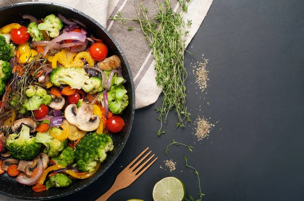 Fragment of frying pan with fried vegetables on a dark surface. Low-calorie dietary summer menu. Vegetarian, vegan concept. Place for text — Stock Photo, Image