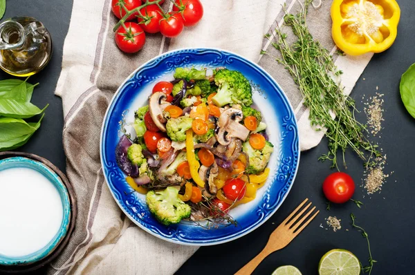 White plate with blue border with fried vegetables on a dark surface. Low-calorie dietary summer menu. Vegetarian, vegan concept. — Stock Photo, Image