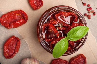 Cam Kavanoz parşömen kağıt üzerine kurutulmuş domates ile. Makro fotoğrafçılık. Akdeniz mutfağı