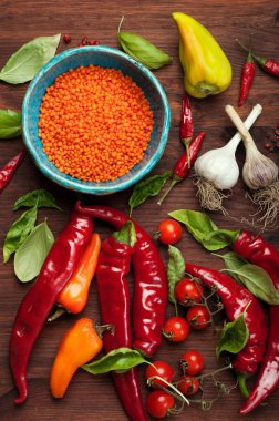 Kırmızı mercimek, kırmızı biber, domates ve fesleğen ile yaprakları çanağı. Çiğ sebze. Hasat gıda kavramı