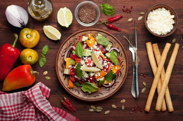 沙拉菜做的西红柿、 辣椒、 黄瓜、 紫洋葱、 罗勒叶，奶酪、 橄榄油和柠檬汁黑色木制背景。有用的菜。健康饮食，均衡的营养 — 图库照片