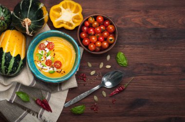 Düşük kalorili sebze çorbası püresi kabak kahverengi ahşap zemin üzerinde mavi bir tabak içinde gelen. Vejetaryen, vegan kavramı. Metin için yer
